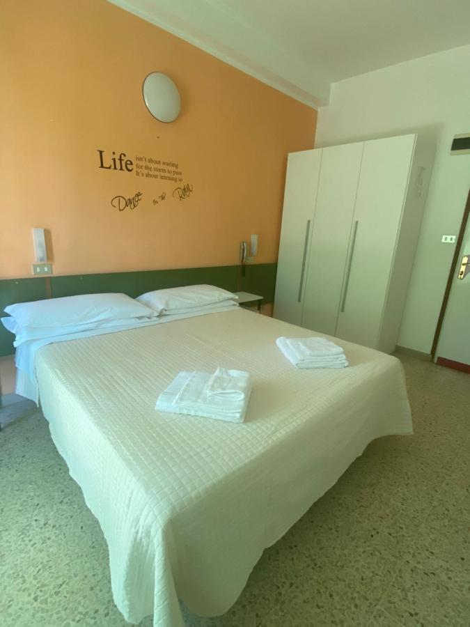 Hotel Nova Dhely Ρίμινι Εξωτερικό φωτογραφία