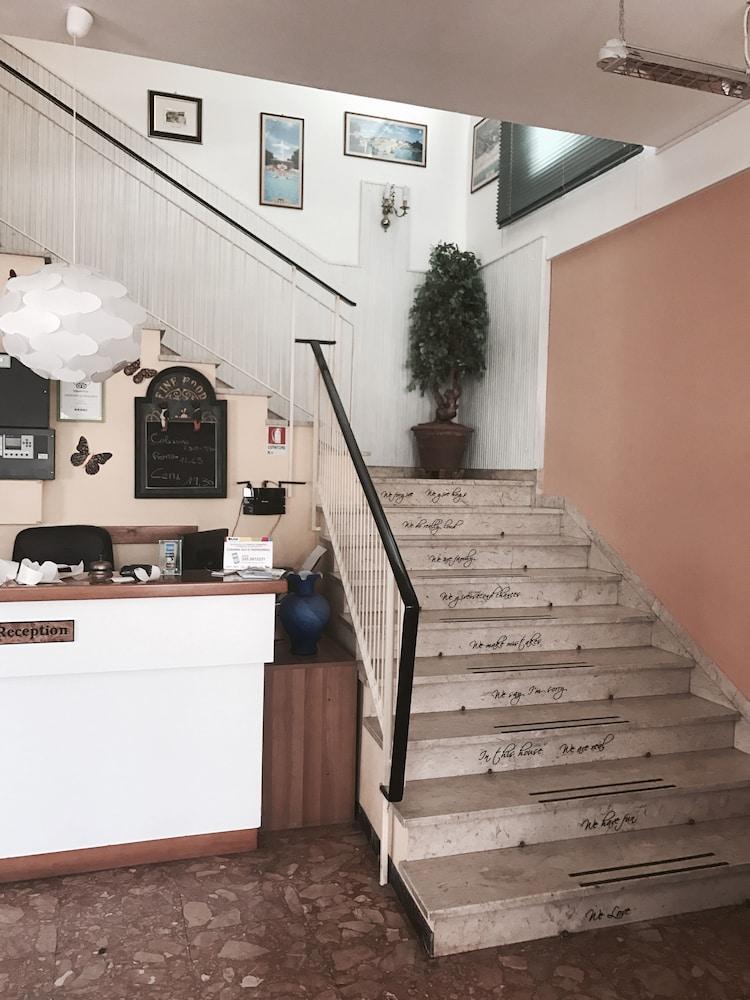 Hotel Nova Dhely Ρίμινι Εξωτερικό φωτογραφία