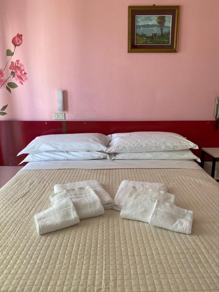 Hotel Nova Dhely Ρίμινι Εξωτερικό φωτογραφία