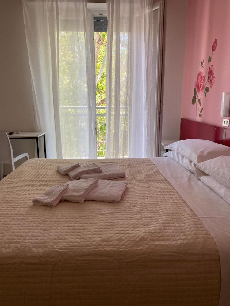 Hotel Nova Dhely Ρίμινι Εξωτερικό φωτογραφία