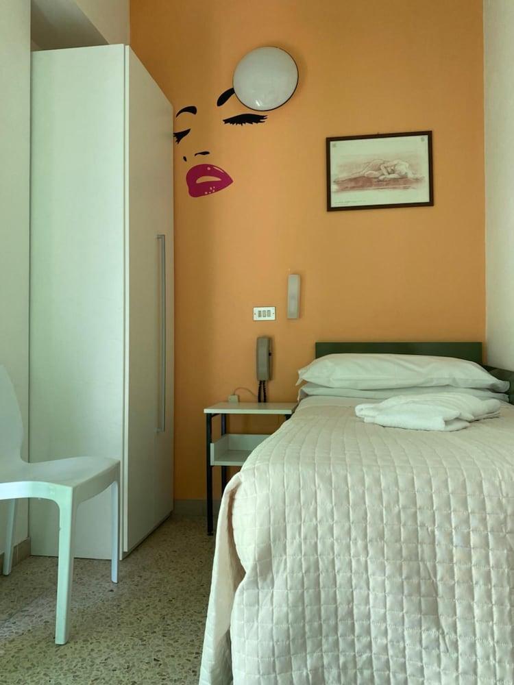 Hotel Nova Dhely Ρίμινι Εξωτερικό φωτογραφία
