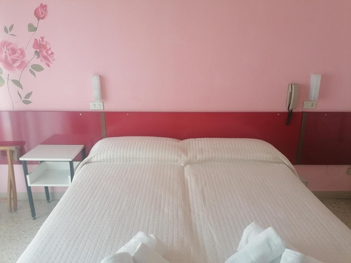 Hotel Nova Dhely Ρίμινι Εξωτερικό φωτογραφία
