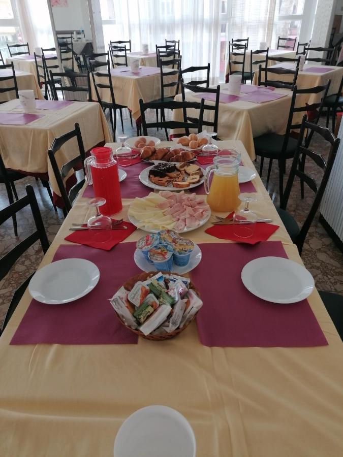 Hotel Nova Dhely Ρίμινι Εξωτερικό φωτογραφία