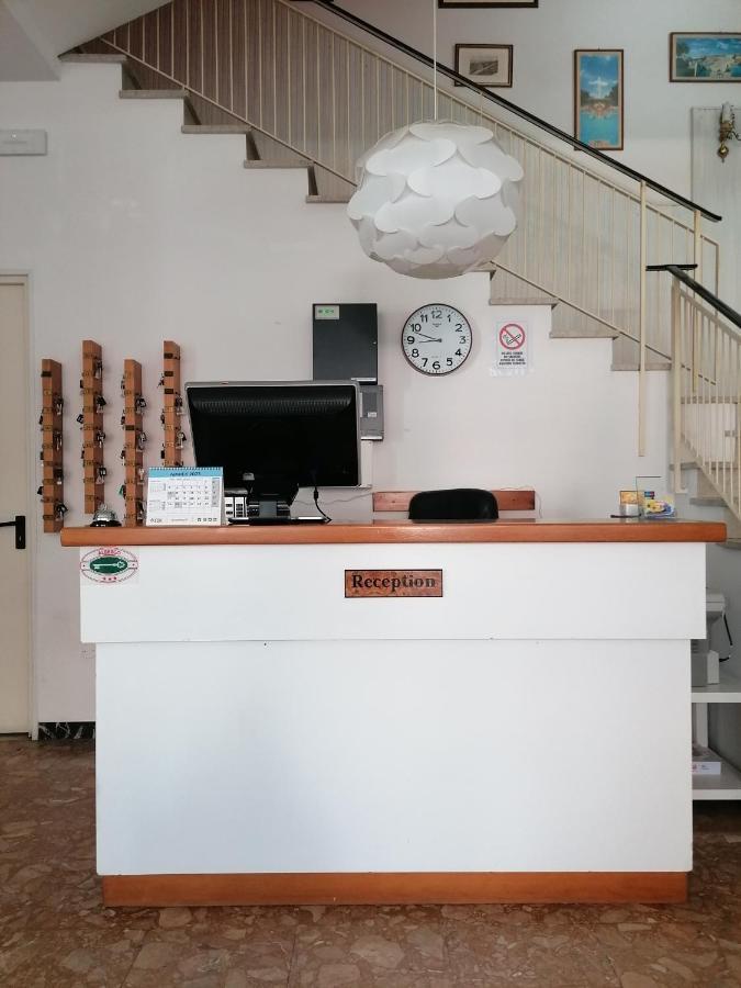 Hotel Nova Dhely Ρίμινι Εξωτερικό φωτογραφία