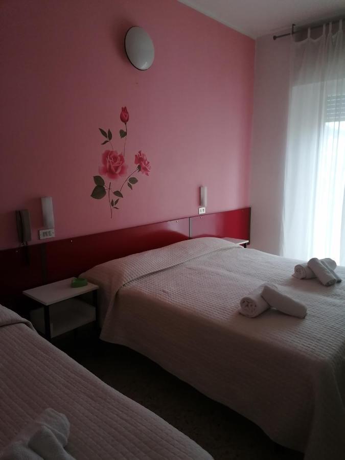 Hotel Nova Dhely Ρίμινι Εξωτερικό φωτογραφία