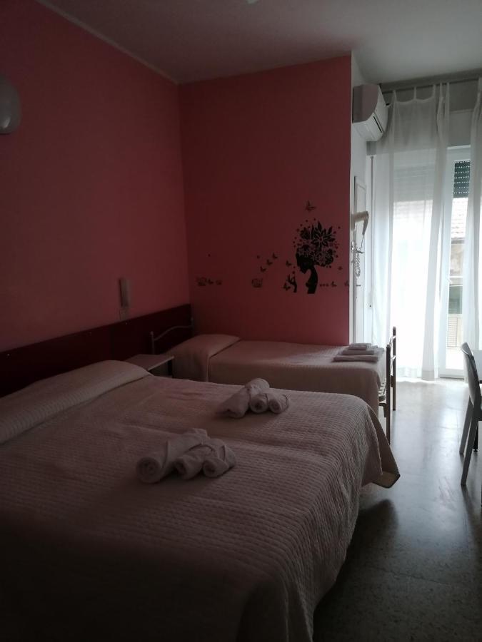Hotel Nova Dhely Ρίμινι Εξωτερικό φωτογραφία