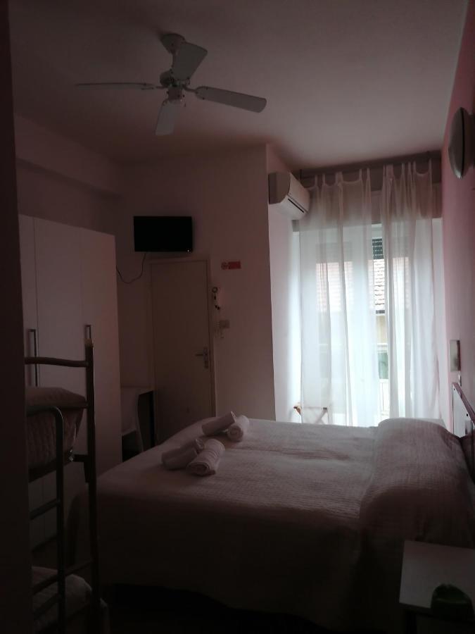 Hotel Nova Dhely Ρίμινι Εξωτερικό φωτογραφία