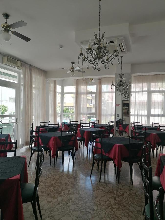 Hotel Nova Dhely Ρίμινι Εξωτερικό φωτογραφία