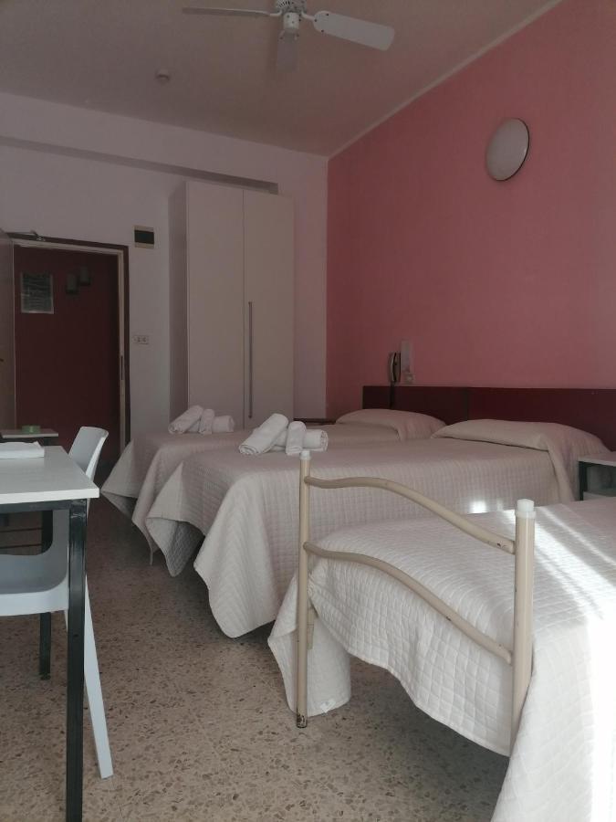 Hotel Nova Dhely Ρίμινι Εξωτερικό φωτογραφία