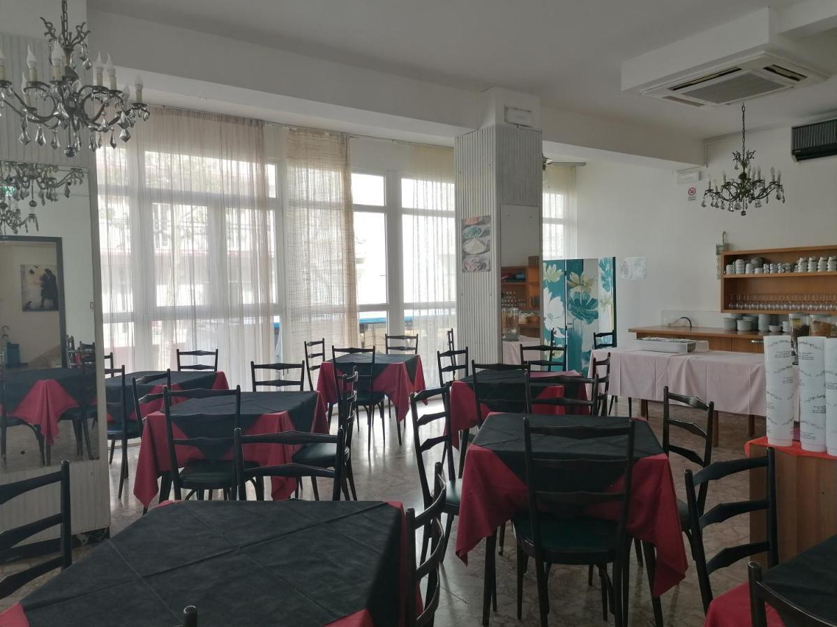 Hotel Nova Dhely Ρίμινι Εξωτερικό φωτογραφία