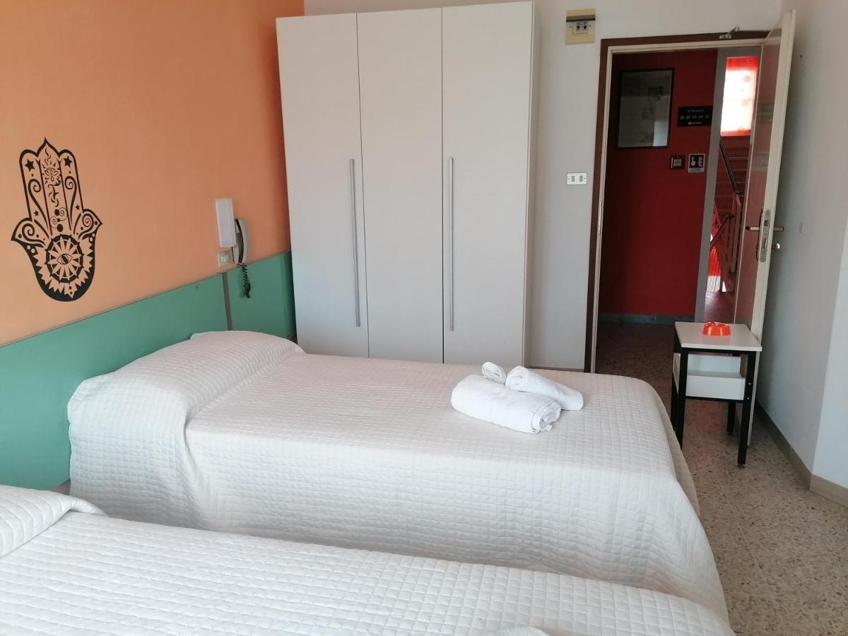 Hotel Nova Dhely Ρίμινι Εξωτερικό φωτογραφία
