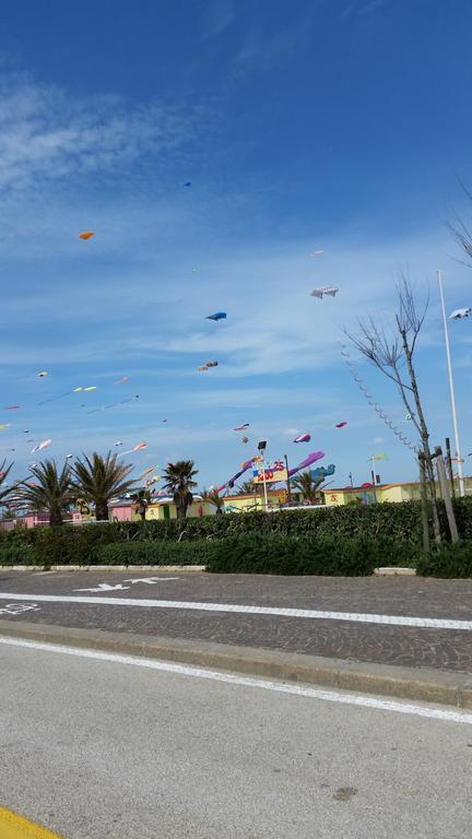 Hotel Nova Dhely Ρίμινι Εξωτερικό φωτογραφία