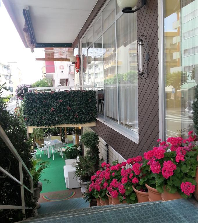 Hotel Nova Dhely Ρίμινι Εξωτερικό φωτογραφία