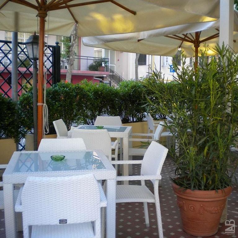 Hotel Nova Dhely Ρίμινι Εξωτερικό φωτογραφία