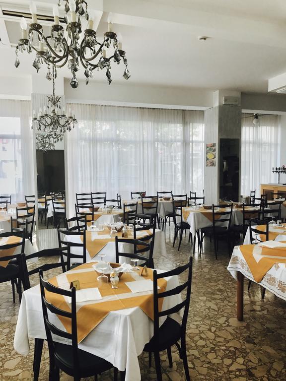 Hotel Nova Dhely Ρίμινι Εξωτερικό φωτογραφία
