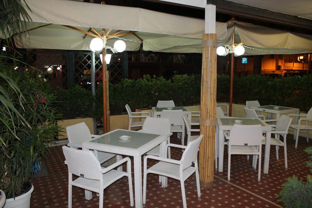 Hotel Nova Dhely Ρίμινι Εξωτερικό φωτογραφία