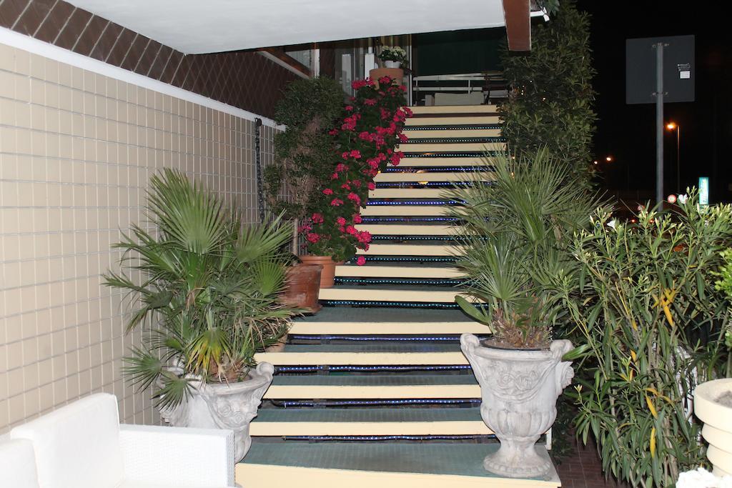 Hotel Nova Dhely Ρίμινι Εξωτερικό φωτογραφία
